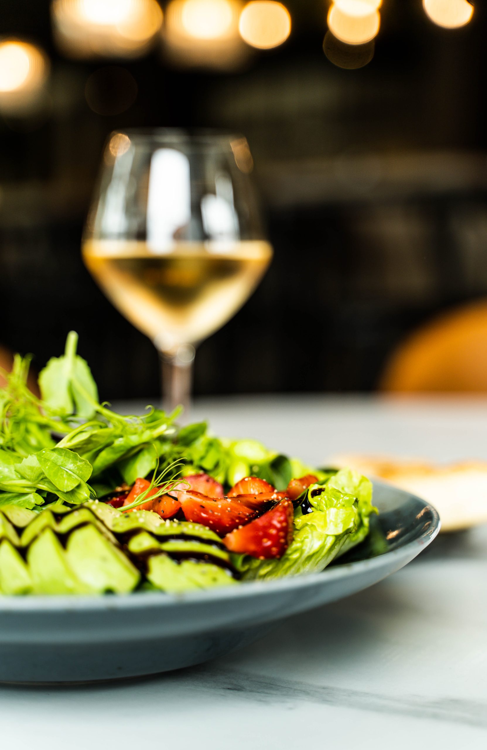 Salat og hvidvin på Cafe Mauritz i Fredericia